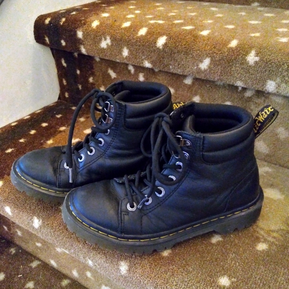 Dr. Marten mid rise boot